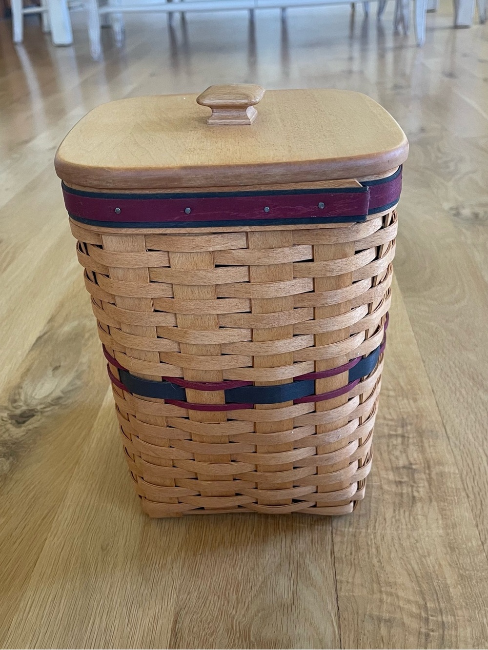 Vintage LONGABERGER signed basket with wooden lid. Made in USA!